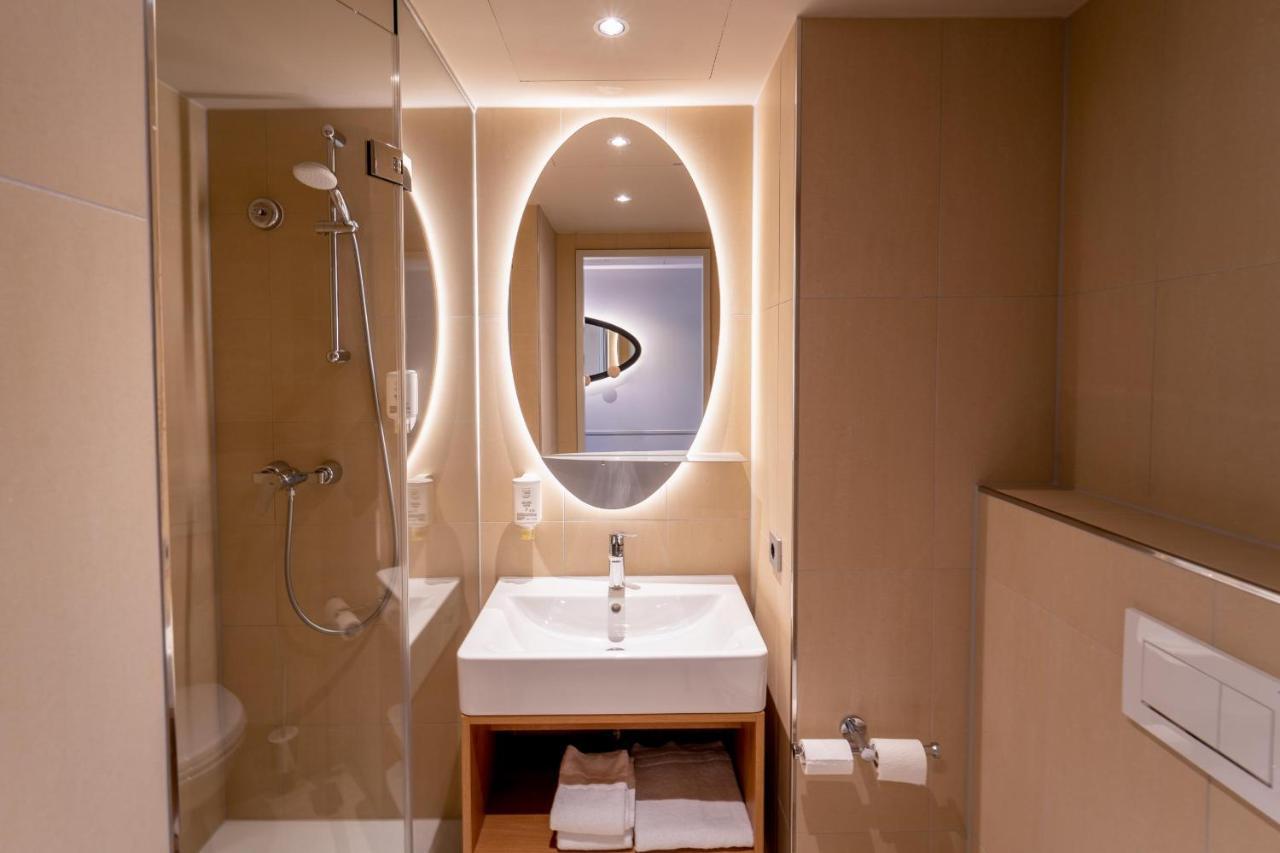 Hotel Adagio Access